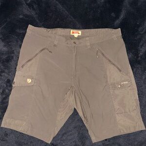 -Fjällräven G-1000 Abisko Shorts
-Size US 40